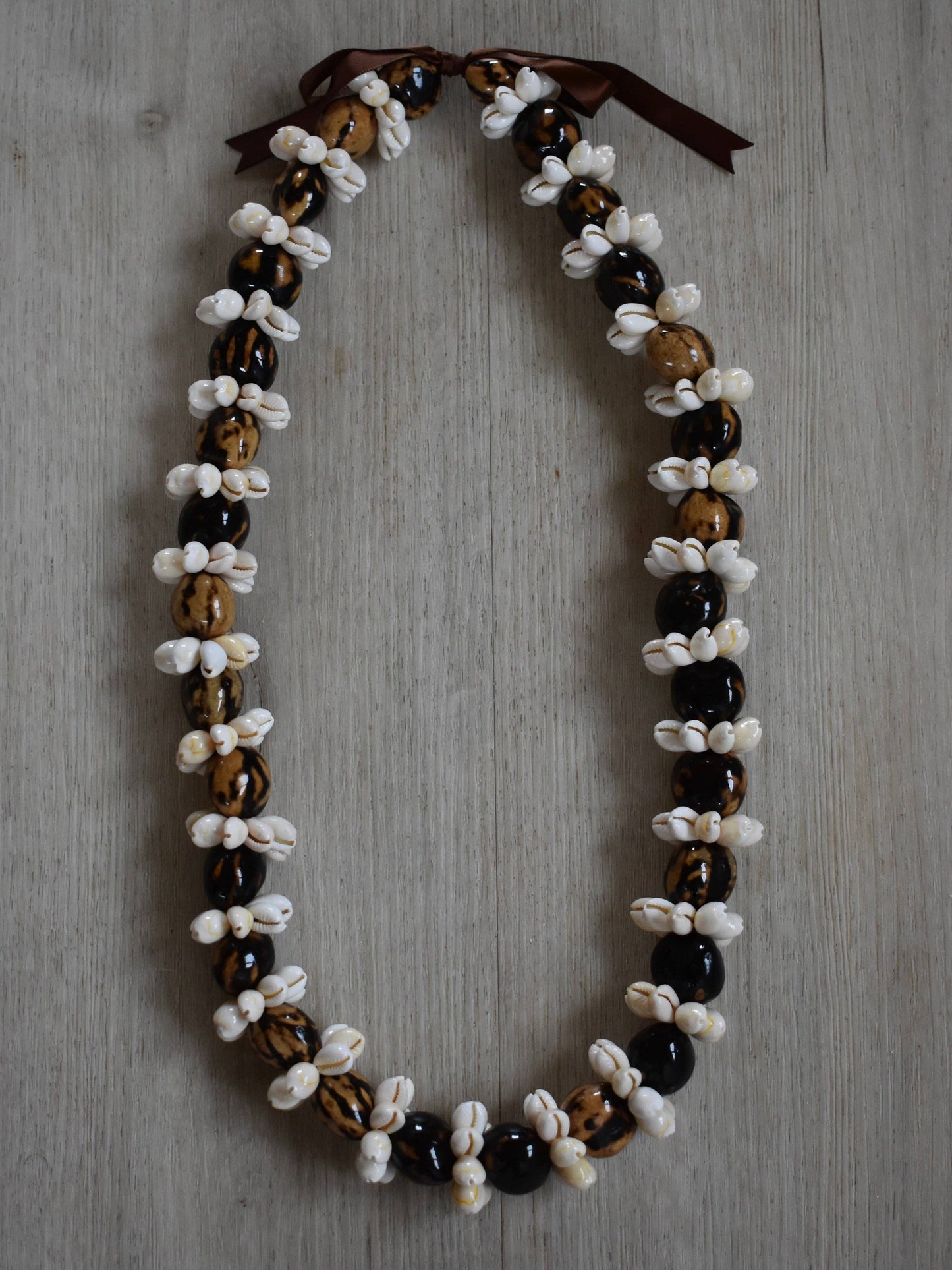 Kukui Nut + Cowrie Shell Lei - Brown