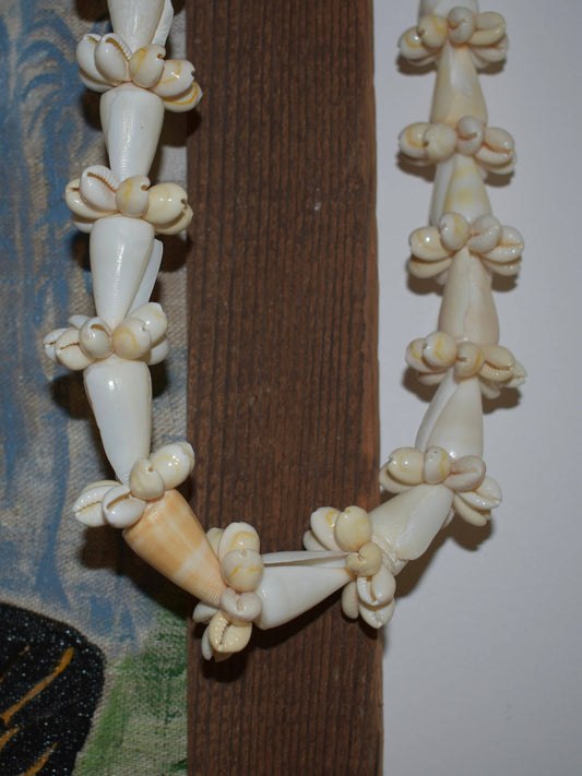 Cream Cone Shell + Cowrie Shell Lei