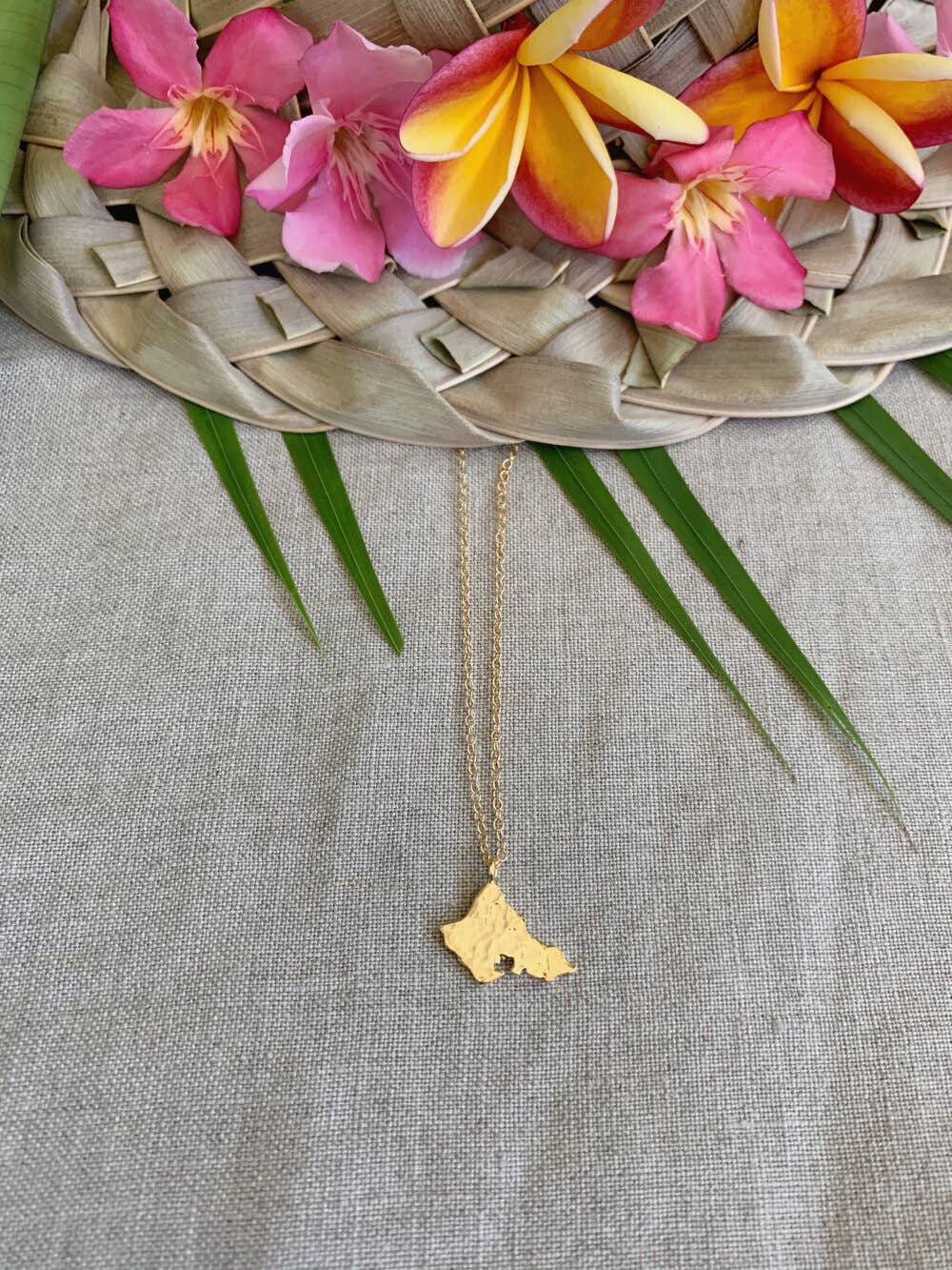 Textured Single Hawaiian Island Pendant Necklace