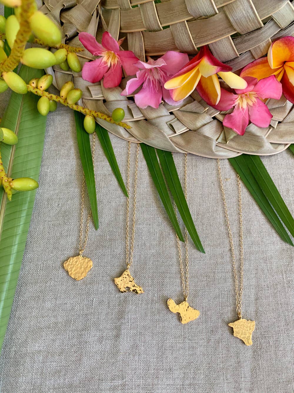 Textured Single Hawaiian Island Pendant Necklace