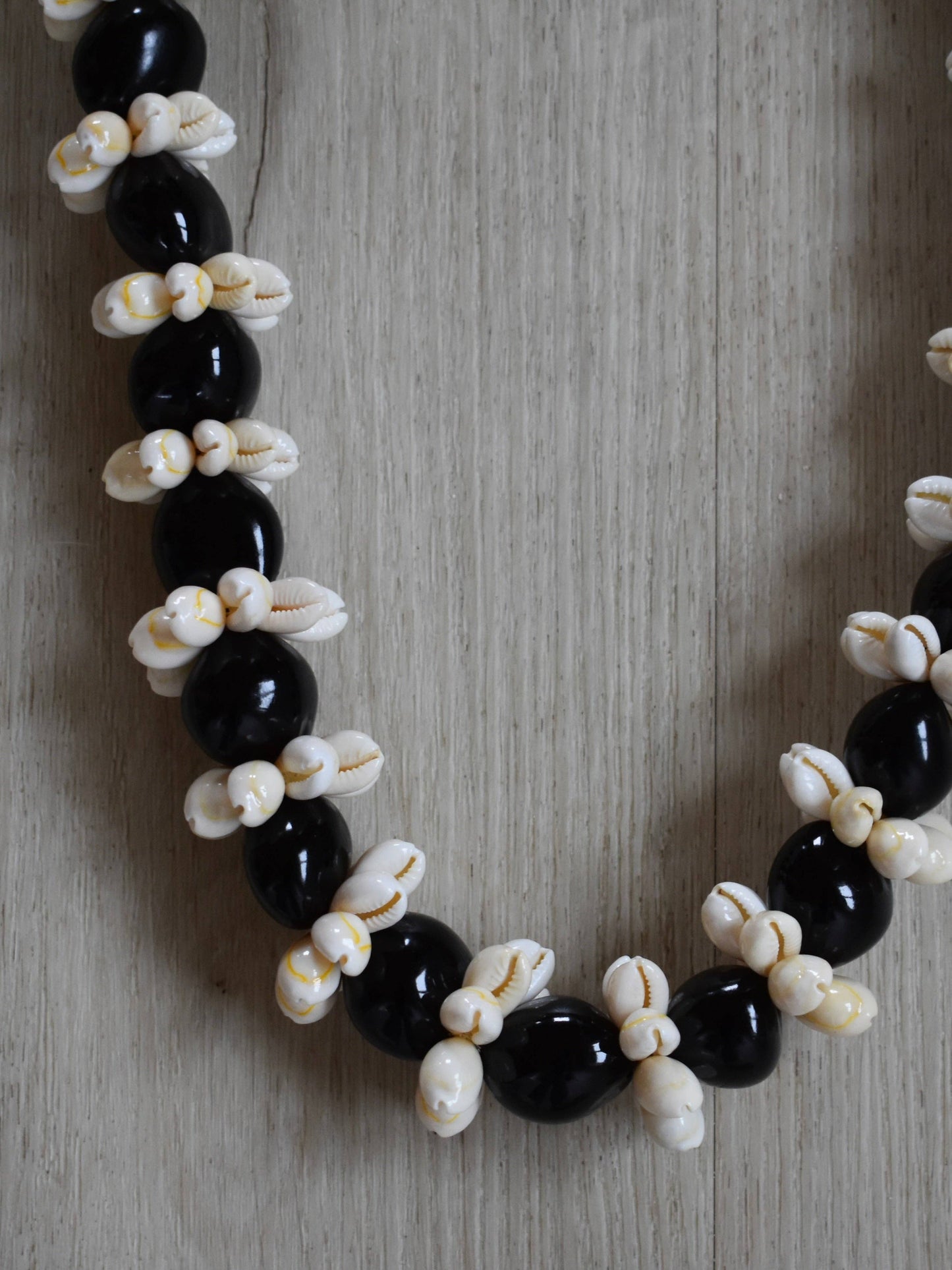Kukui Nut + Cowrie Shell Lei - Black